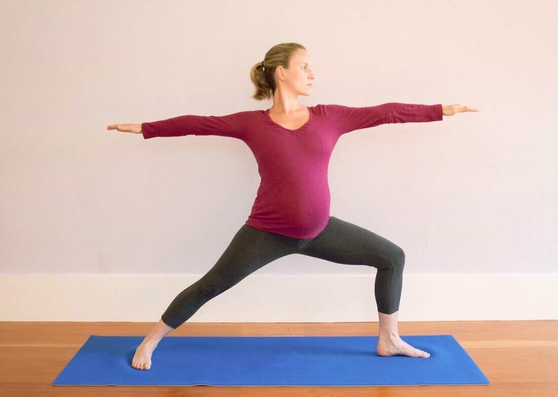 Postura-guerreiro-mulher-gravida-yogateria