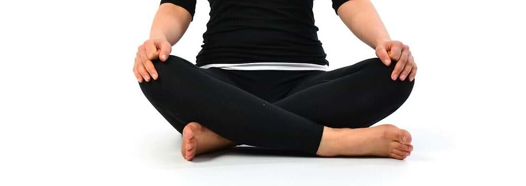 sukhasana-postura-facil-yogateria