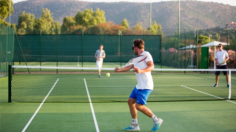 One of the four tennis courts at Baia dei Mori Beach Club