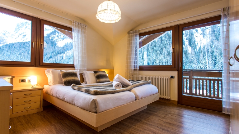 Double aspect bedroom in the suite