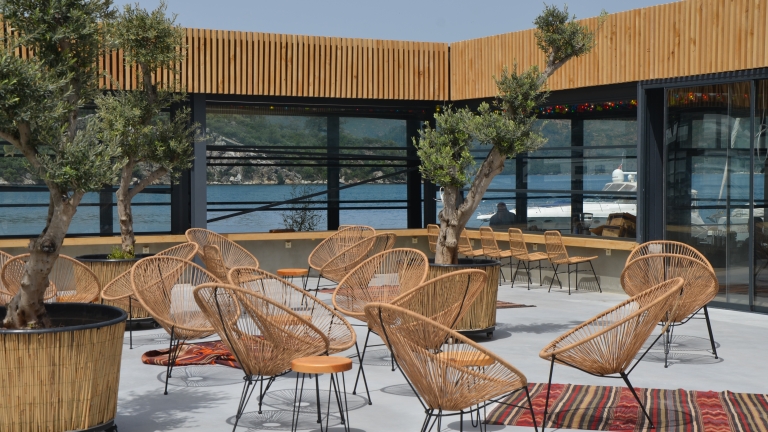 Poolside seating at Neilson | Cook's Club Adakoy