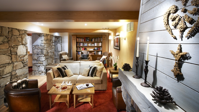 Cosy library at the Hotel & Spa Le Savoie