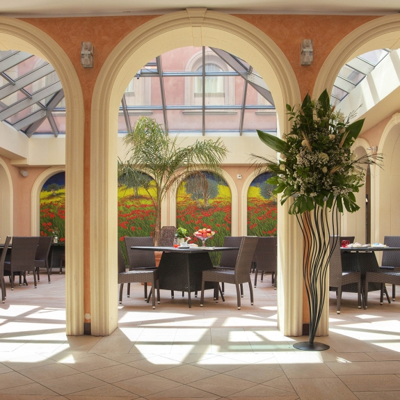 atrium with economy twin, double and interconnecting rooms above