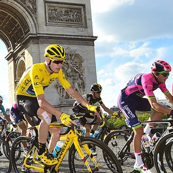 Yellow jersey tour de France cyclist in Peleton at the Arc d'Triumph