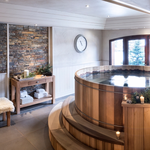 The hot tub, ideal for soothing tired legs