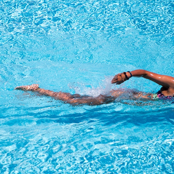 girl doing front crawl in swimming pool