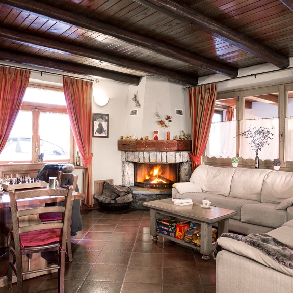 The cosy lounge with open fireplace