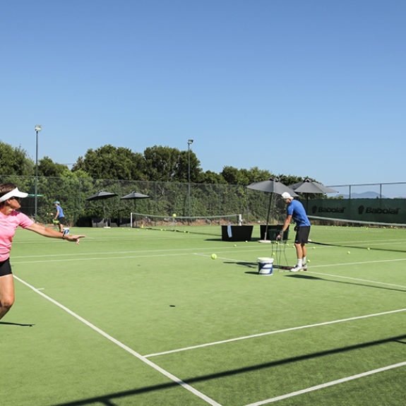 men and women paying doubles tennis