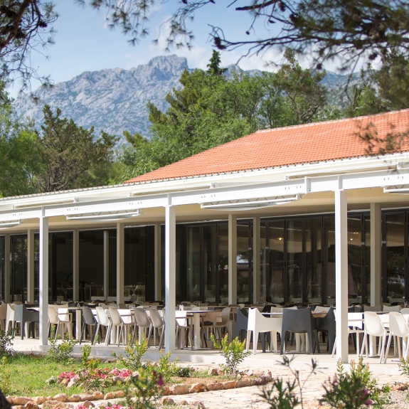 Restaurant terrace at Alana Beach Club 
