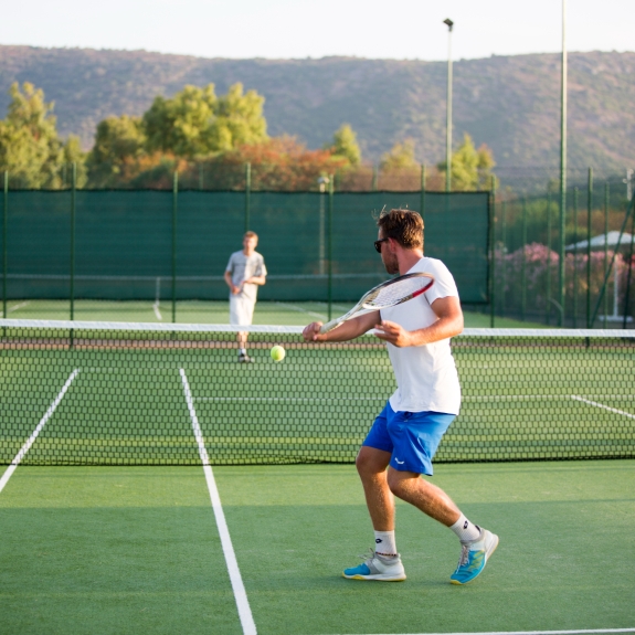 One of the four tennis courts at Baia dei Mori Beach Club
