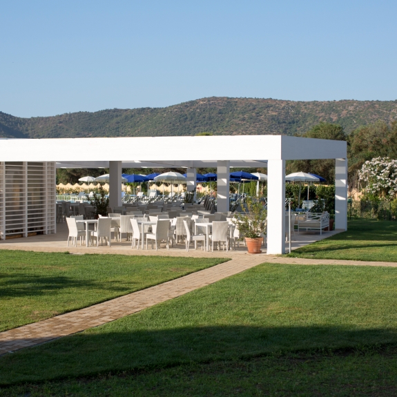 Alternative view of pool bar at Baia dei Mori Beach Club