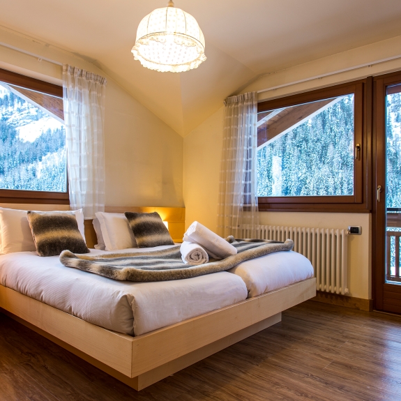 Double aspect bedroom in the suite