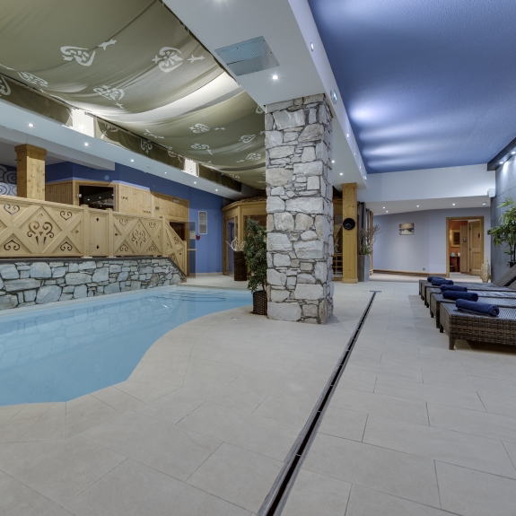 Spa indoor pool at Hotel & Spa Le Savoie