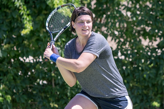 woman playing tennis