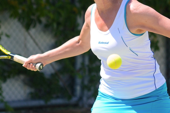 woman playing tennis