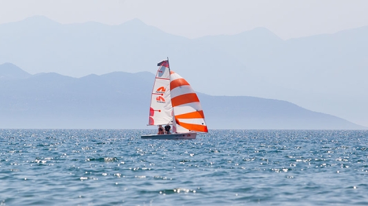 Dinghy sailing with asymmetric spinnaker 