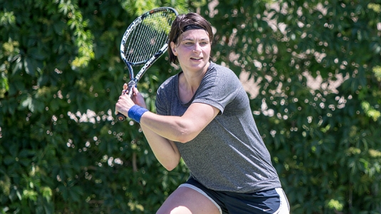 woman playing tennis
