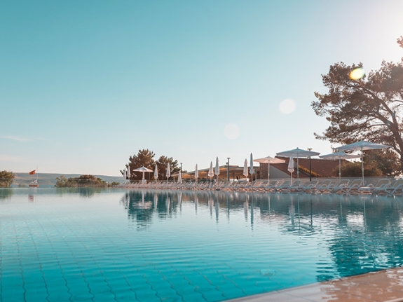 The swimming pool at Alana Beachclub