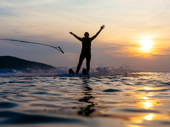 woman water skiing