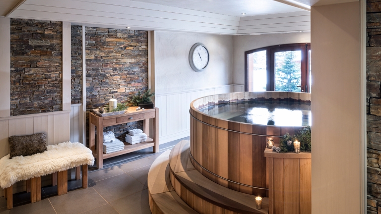 The hot tub, ideal for soothing tired legs