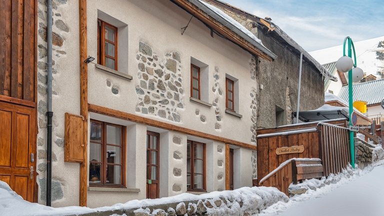 Chalet Ruby and the outside hot tub