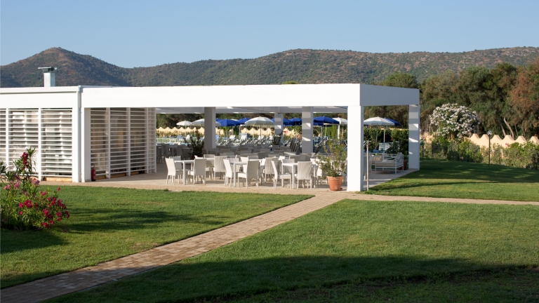 Alternative view of pool bar at Baia dei Mori Beach Club