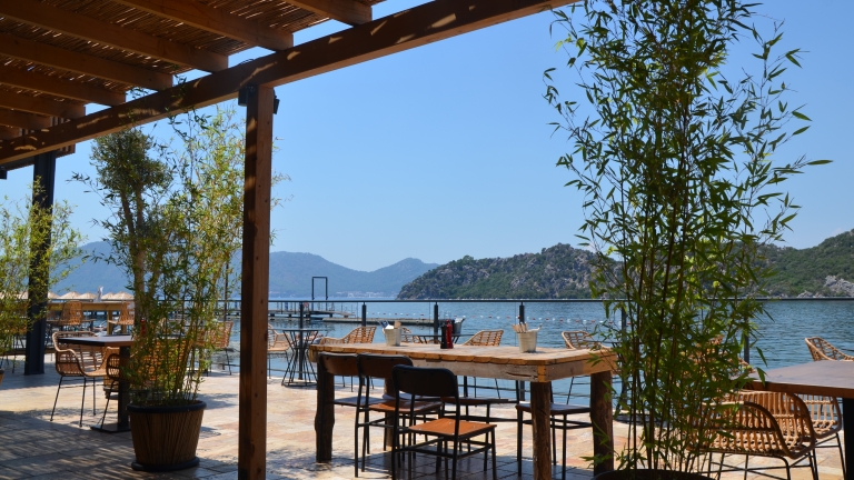 Waterfront restaurant terrace at Neilson | Cook's Club Adakoy