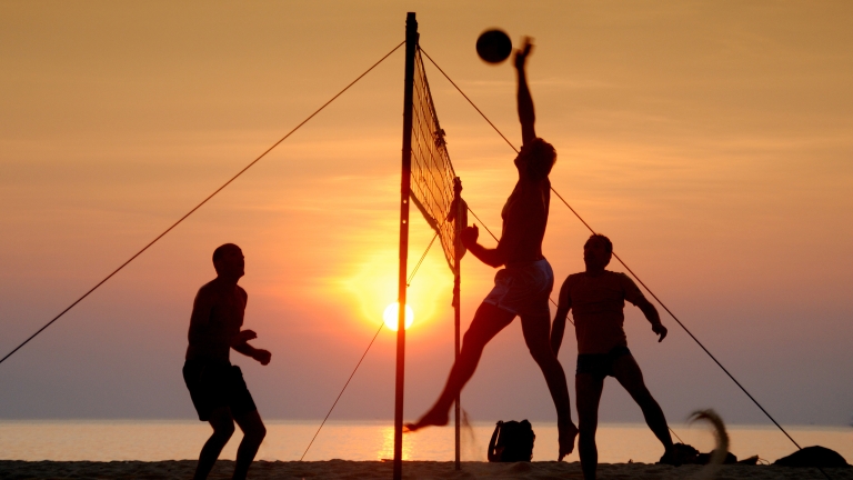 Join a game of volleyball at Neilson | Cook's Club Adakoy