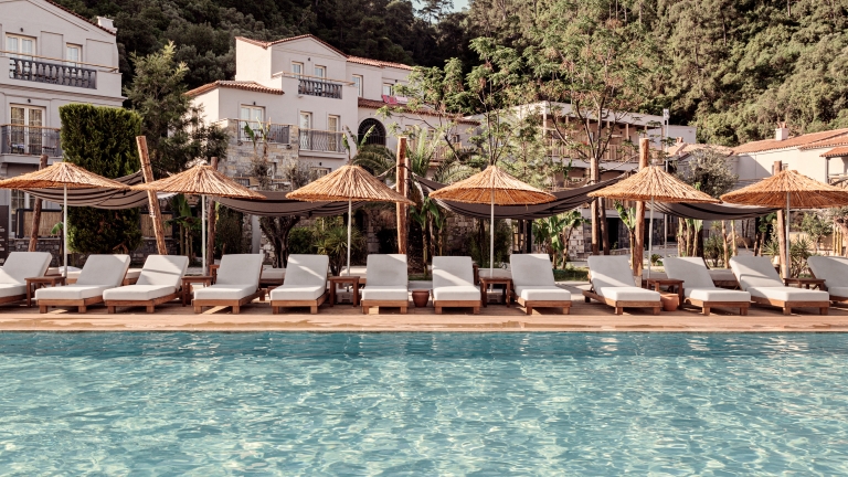Outdoor pool at Neilson | Cook's Club Adakoy