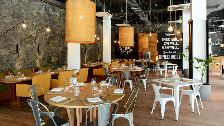 Bistro Restaurant - salads, burgers and rotisserie at Neilson | The Ravenala Attitude