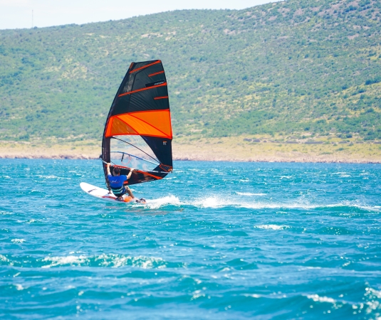 Alana windsurfing
