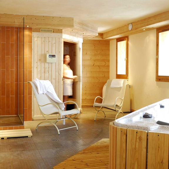 Shared sauna & hot tub