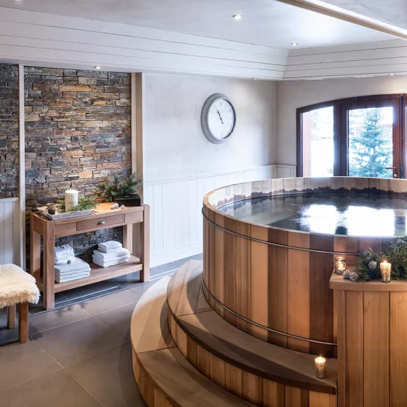 The hot tub, ideal for soothing tired legs