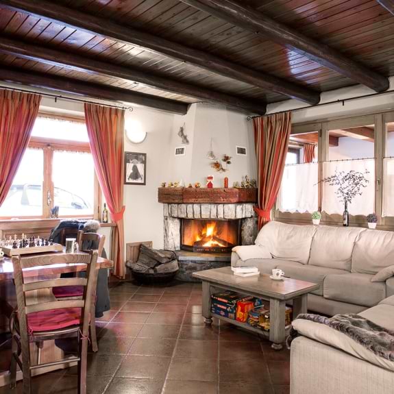 The cosy lounge with open fireplace