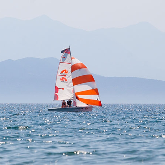 Dinghy sailing with asymmetric spinnaker 