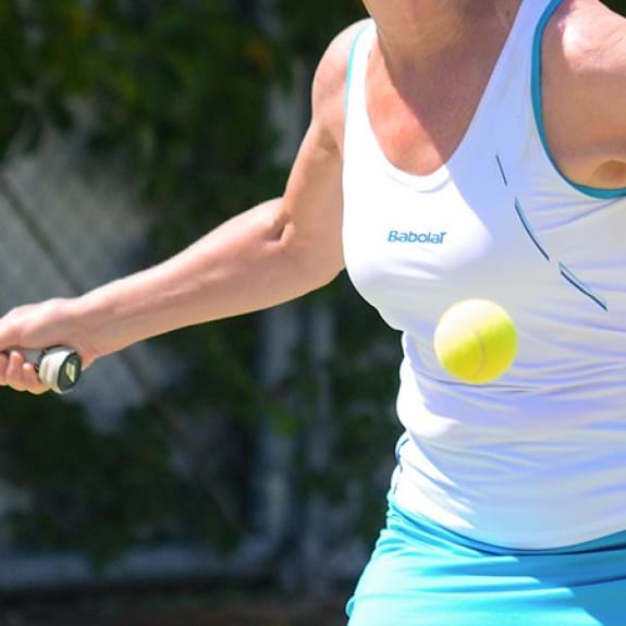 woman playing tennis