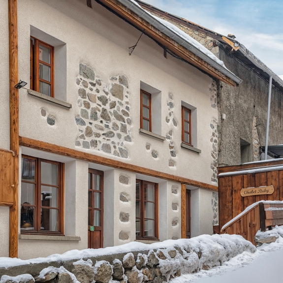 Chalet Ruby and the outside hot tub