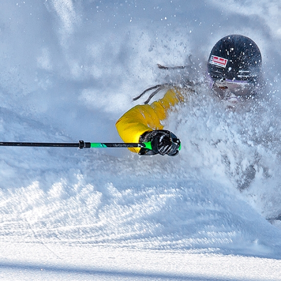 skiing in powder snow