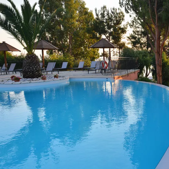 Infinity pool at Vounaki Beach Club