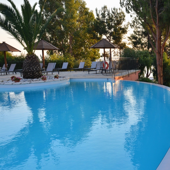 Infinity pool at Vounaki Beach Club