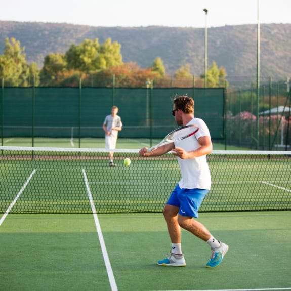 One of the four tennis courts at Baia dei Mori Beach Club