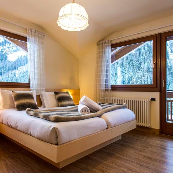 Double aspect bedroom in the suite