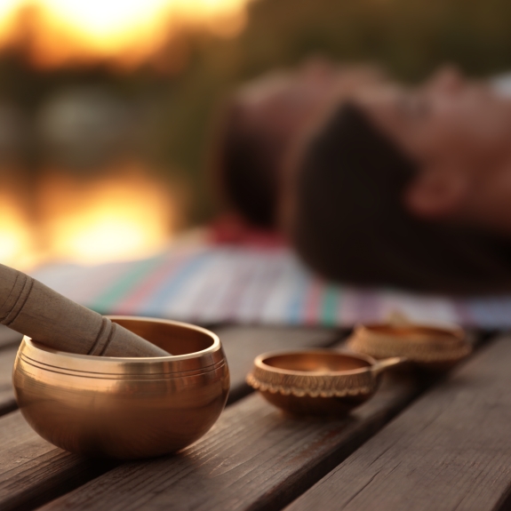 Relax with a soothing sound bath at Neilson | Cook's Club Adakoy