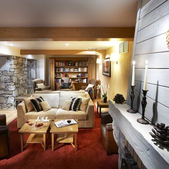 Cosy library at the Hotel & Spa Le Savoie