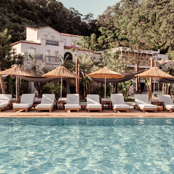 Outdoor pool at Neilson | Cook's Club Adakoy