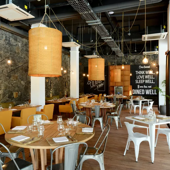 Bistro Restaurant - salads, burgers and rotisserie at Neilson | The Ravenala Attitude