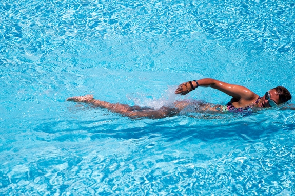 girl doing front crawl in swimming pool
