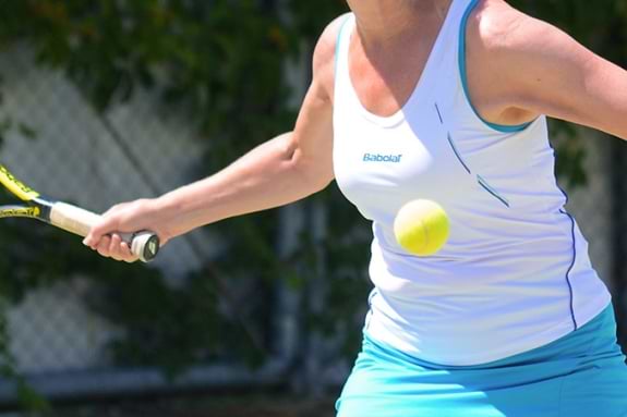 woman playing tennis