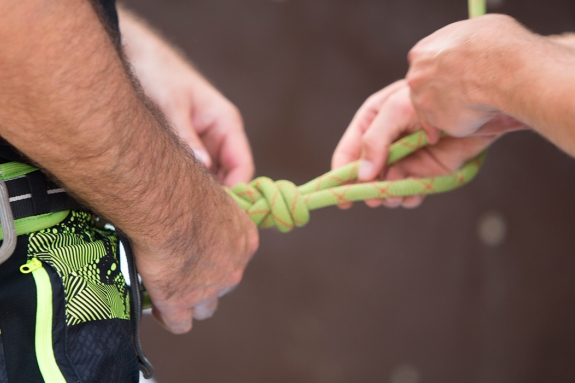 Tying knots for rock climbing