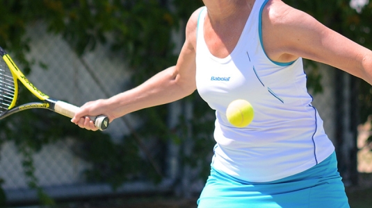 woman playing tennis